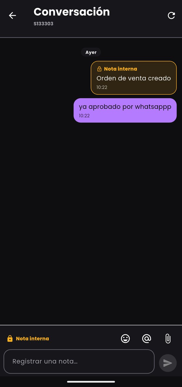 La conversación de un pedido en Vendoo: una nota interna en ámbar con un candado, un mensaje propio en morado, y abajo el compositor con el interruptor de nota interna y los botones de emoji, mención y adjunto.