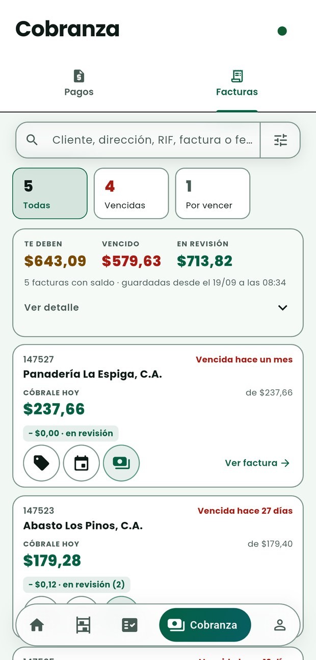Cobranza › Facturas en Vendoo: la cabecera con «TE DEBEN», «VENCIDO» y «EN REVISIÓN», y las tarjetas de factura con el número «CÓBRALE HOY».