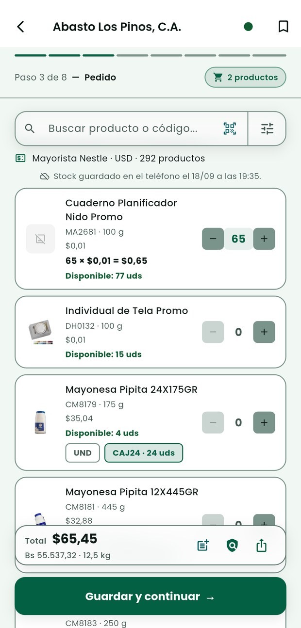 El paso 3 de 8 de una visita en Vendoo, Pedido: cada producto con su precio, el disponible del almacén, el selector de unidad o caja, y abajo la barra del total.